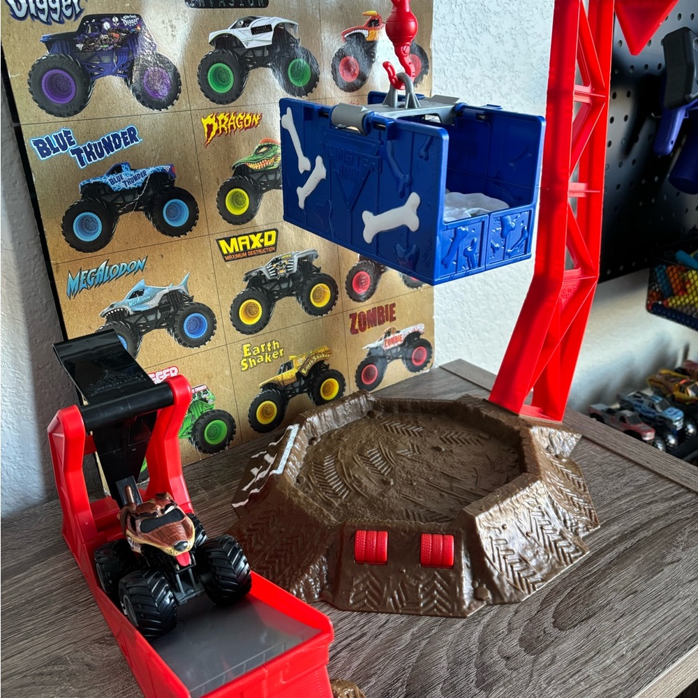 Monster Jam Blastin' Bones Playset with Monster Mutt Truck